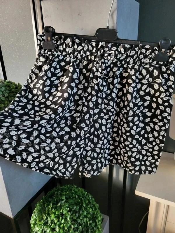 Short imprimé feuilles tiges dorées, taille élastique.